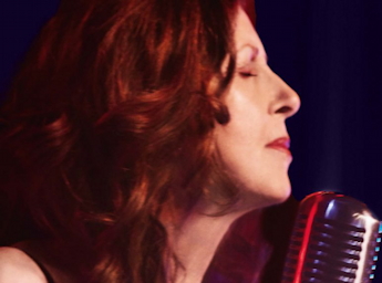 A picture of Elkie Brooks singing.