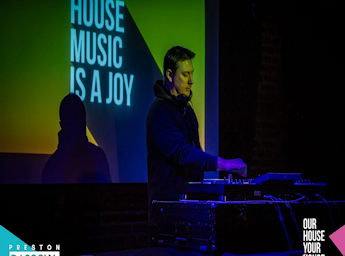 A picture of a DJ with turn table.