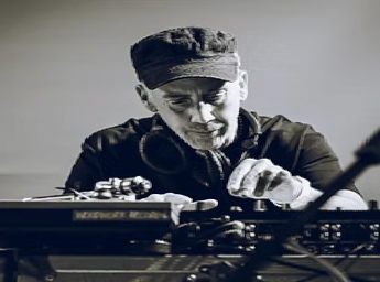 A picture of Lee Woodvine.